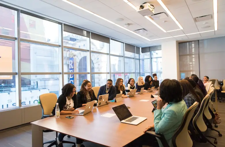 Équipe réunie autour d’une table de travail