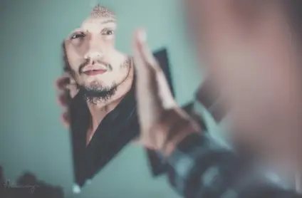 Personne observant son reflet dans un miroir