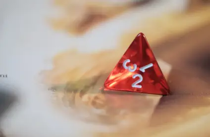 Dé rouge illustrant trois bénéfices cachés