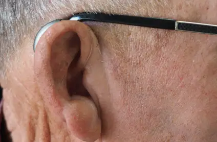 Oreille en gros plan symbolisant l’écoute