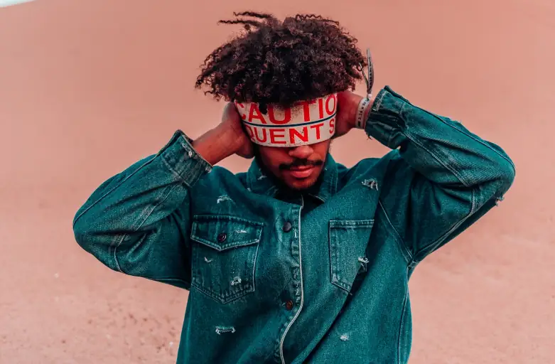 Personne les yeux bandés, illustrant le manque de recul